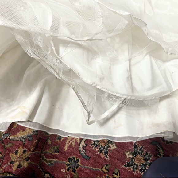 The Dress + Veil
Princess ball gown wedding dress with sweetheart bodice. - Picture 16 of 17